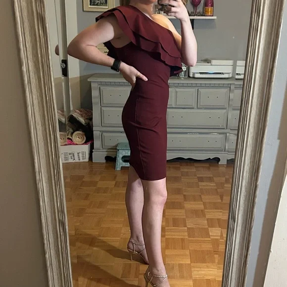 NWT - S - MAROON/BURGUNDY OFF SHOULDER RUFFLE BODY CON MINI DRESS - Picture 2 of 5